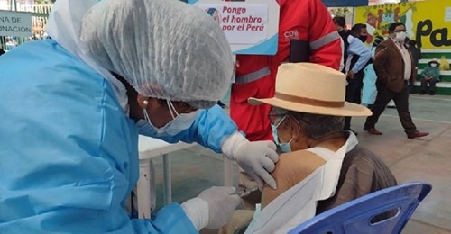  Arequipa: «A este ritmo, nos vamos a demorar treinta meses en vacunar a todos», dice gerente de Salud