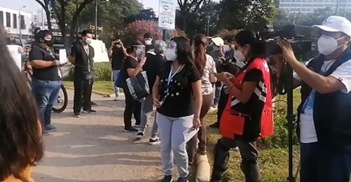  Voluntarios del ensayo clínico de Sinopharm realizaron un plantón frente a la sede del INS