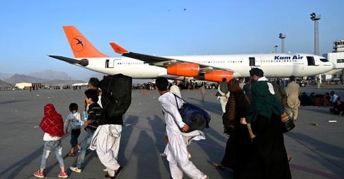  «Decidimos despegar pasara lo que pasara»: Pilotos de la evacuación en Kabul cuentan los riesgos que vivieron