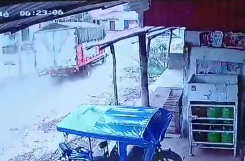  Tabalasos: Camión de Alimentos Pierde el Control y Colisiona contra una Vivienda sin Dejar Víctimas.